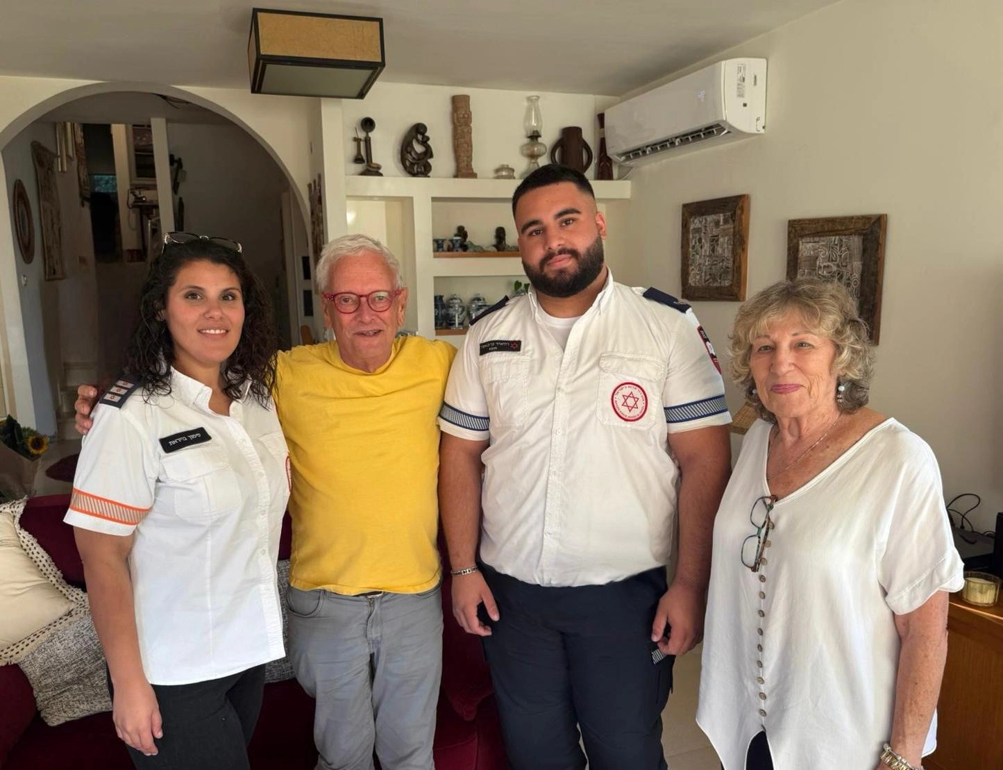 תמונה מהמפגש המרגש עם החובשים שהצילו את חייו