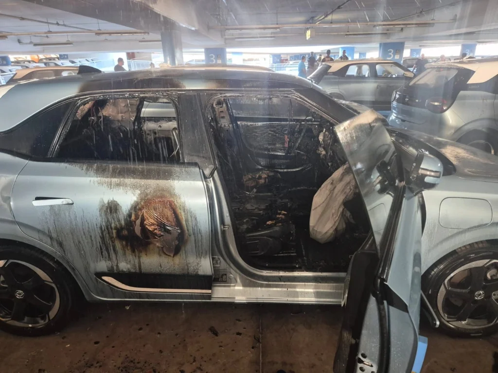 צילום של רכב שרוף מתוך תיעוד השריפה בחניון