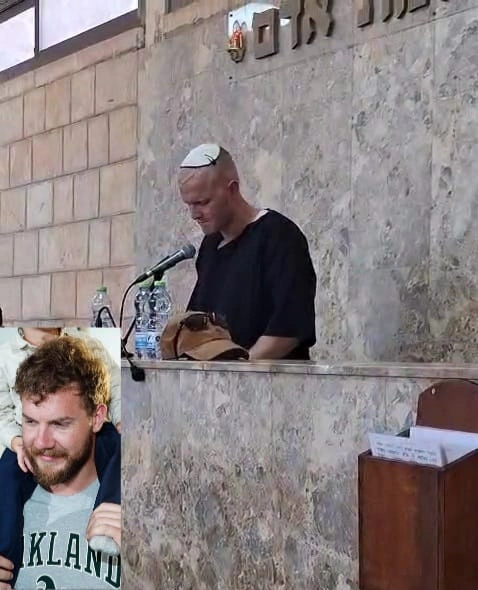 תמונה מפוצלת של האח שמספיד בהלוויה עם תמונת האח המנוח