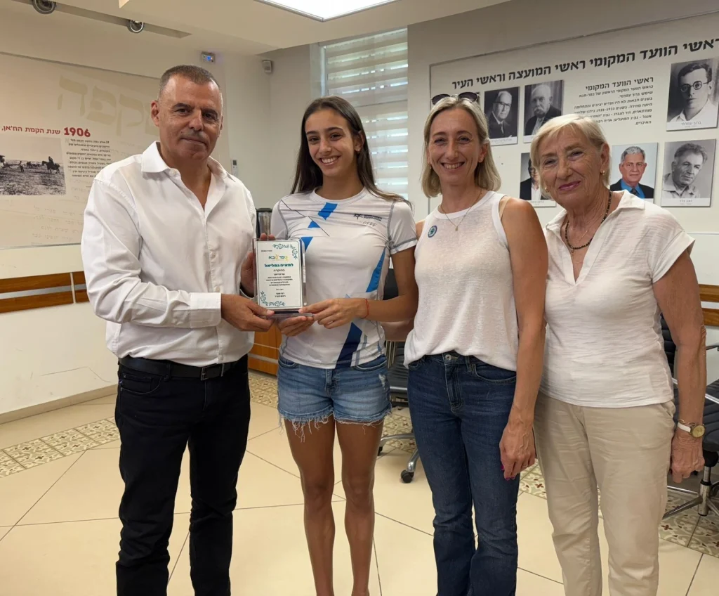 תמונתם של הסבתה ויקטוריה, האם חנה, מאיה וראש העיר רפי סער. צילום: עיריית כפר סבא