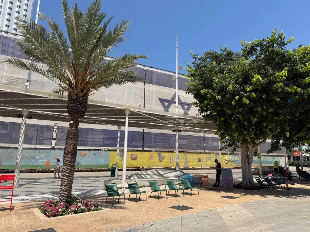 תמונה של הבניין ההרוס מכוסה בפרגוד