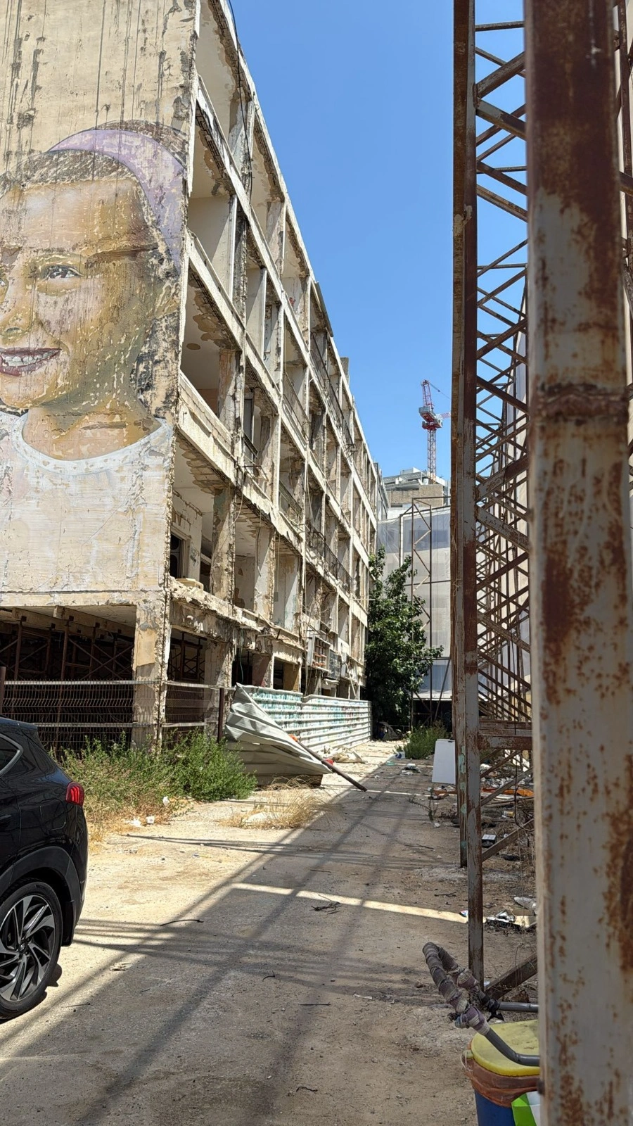 תמונה של הבניין ההרוס