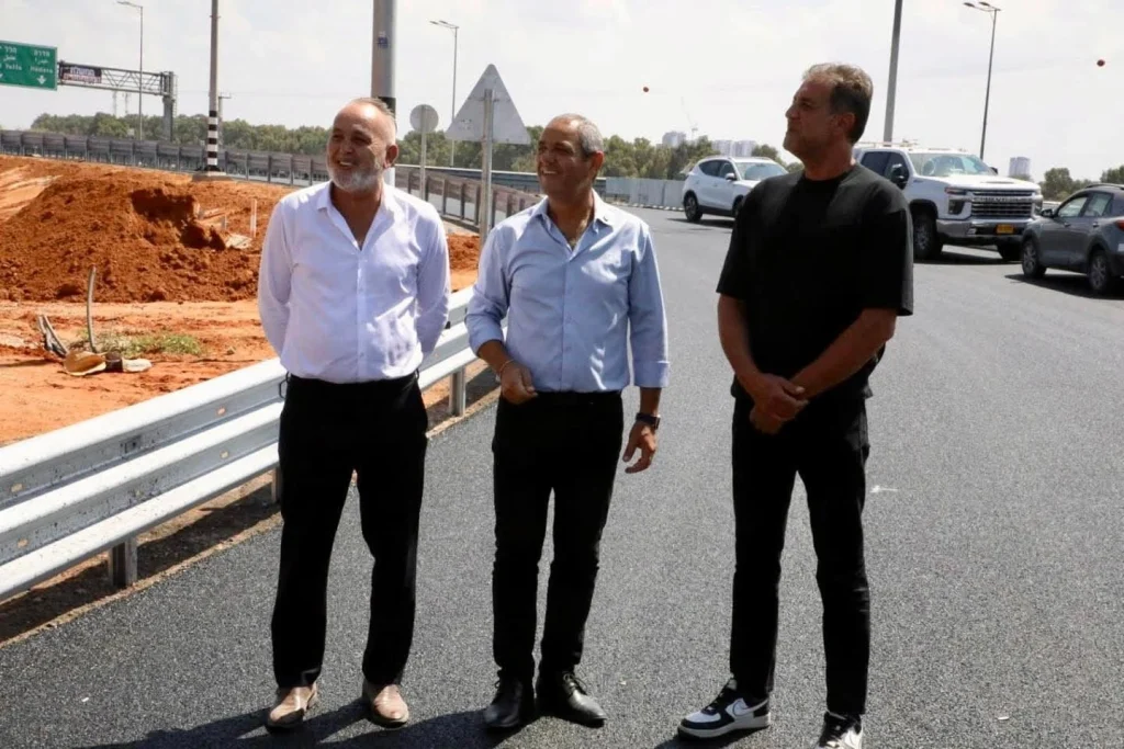 תמונתו של ראש העיר וסגנו בכביש החדש