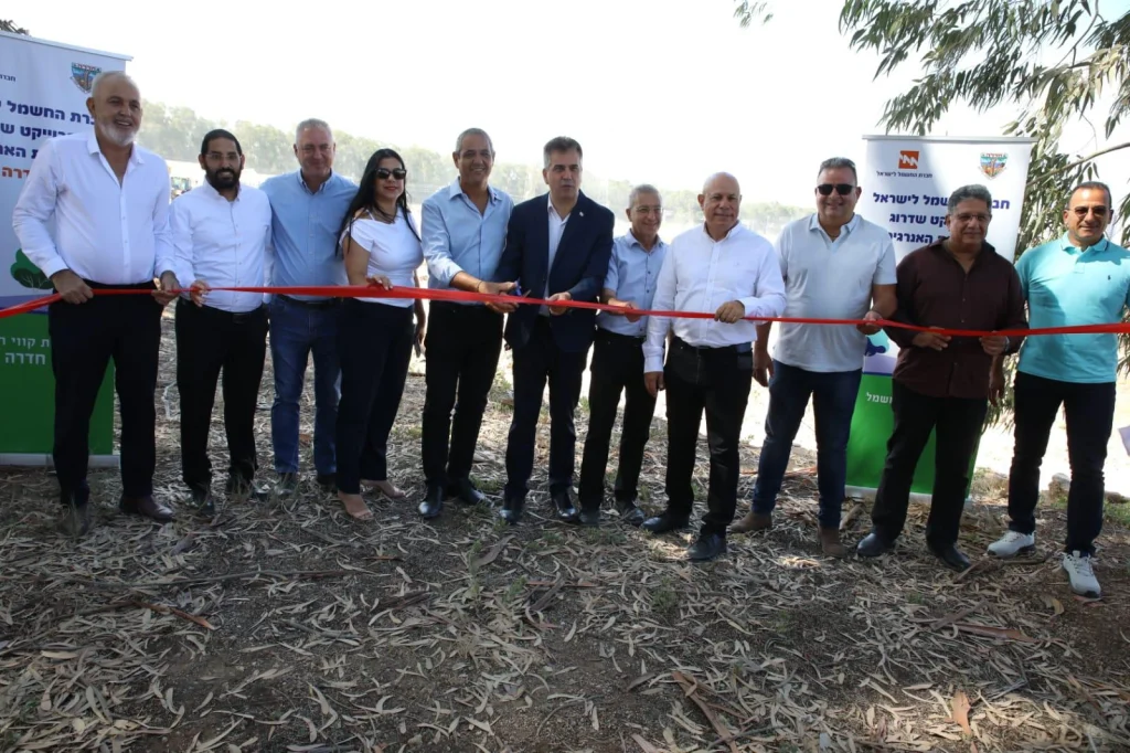 תמונת גזירת הסרט בטקס חנוכת הטמנת קווי החשמל בחדרה