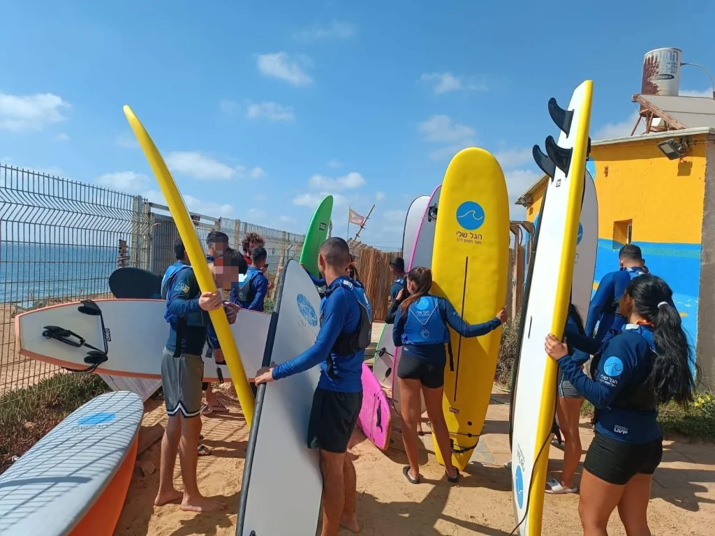 תמונה של הנוער שלוקח חלק בתכנית עם הגלשנים