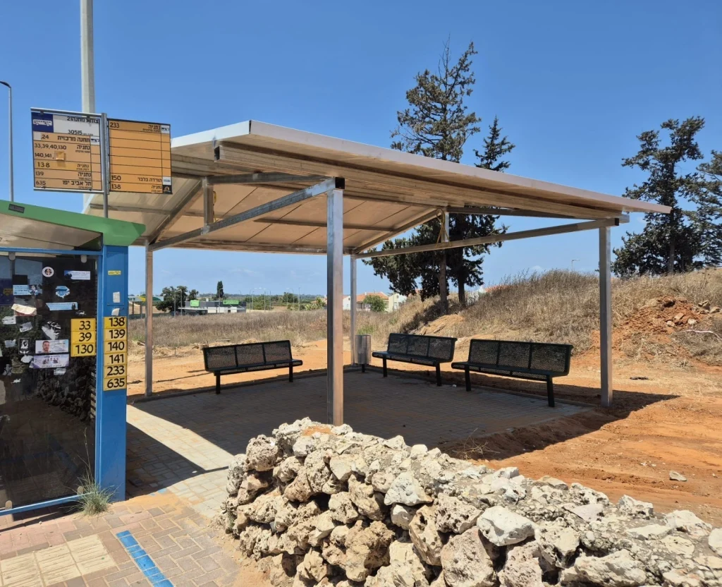 צילום של עמדת ההמתנה המוגנת בכביש 57