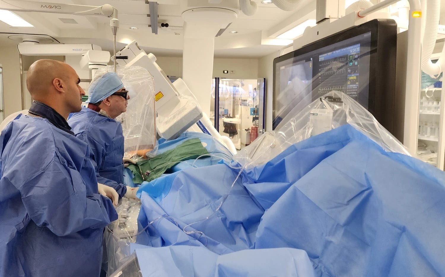 תמונה של רופאים סביב המטופל