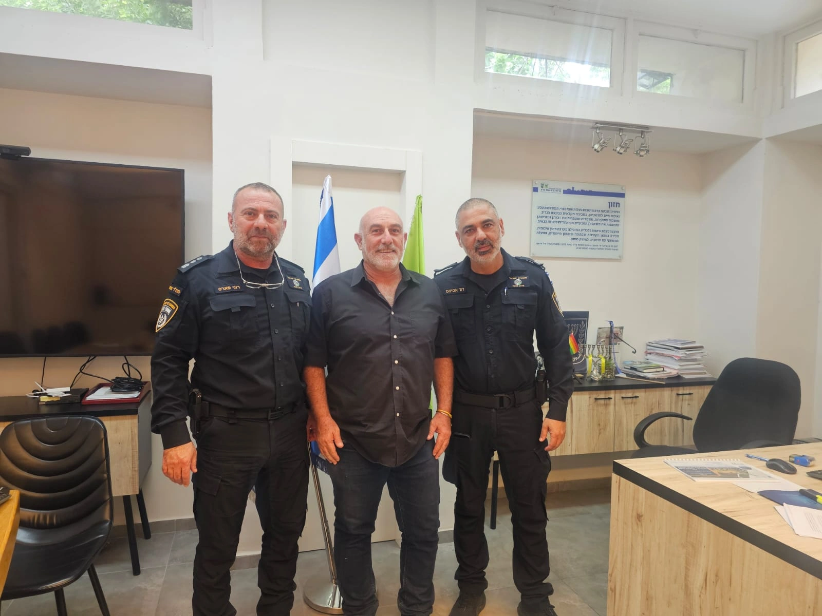 תמונה מהמפגש מפקד מרחב מנשה , נצ"מ רוני פארס, מ"מ מפקד תחנת זכרון יעקב רפ"ק דוד אטיאס עם ראש המועצה גיל חנניה