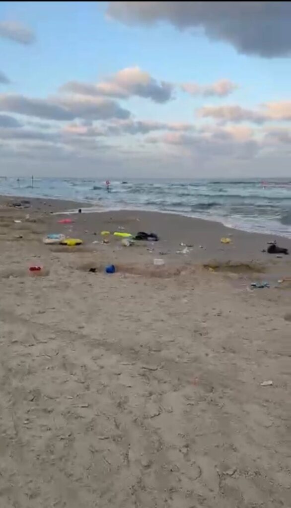 צילום חלק נוסף של הפסולת בחוף צאנז
