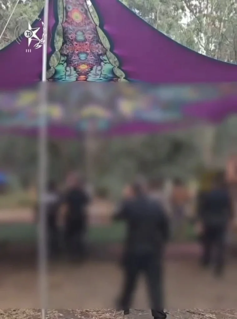 תמונה מתוך תיעוד המשטרה של הגעת השוטרים למסיבת הטבע הפיראטית