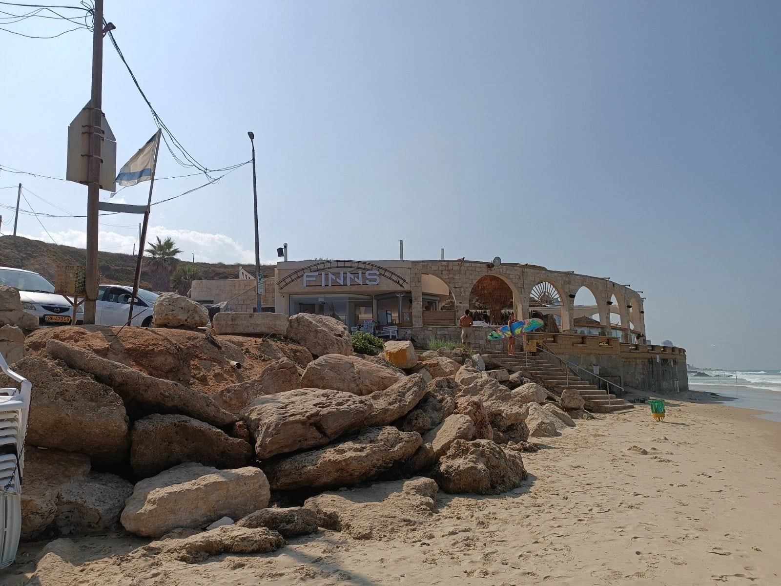 צילום חריגות הבניה בחוף עד קו המים