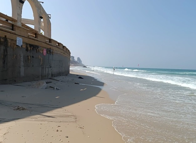 תמונה של החריגות בחוף בלו ביי