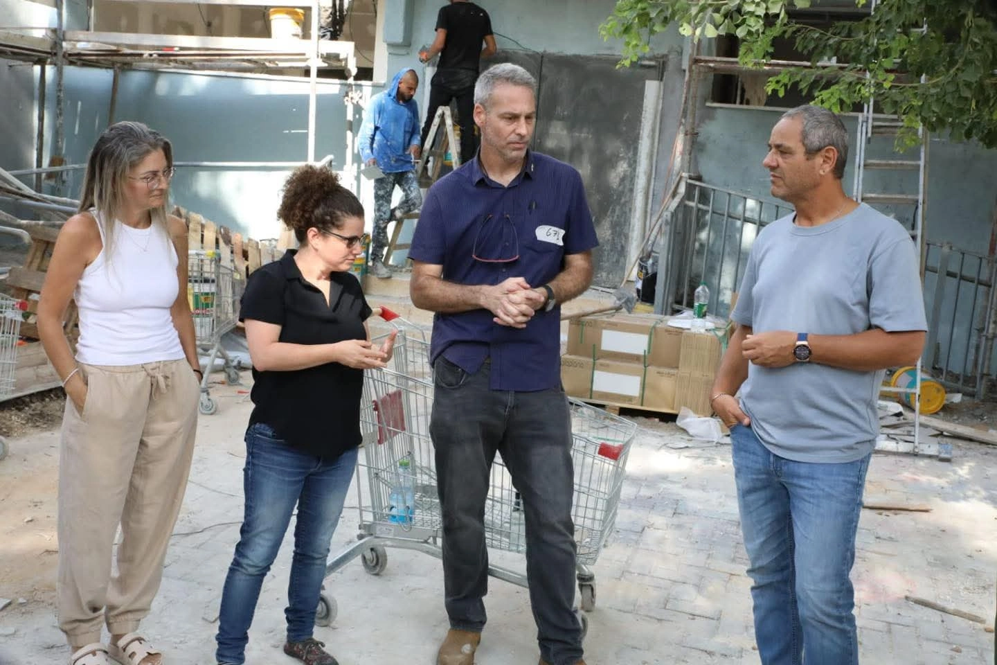 תמונה של ראש עיריית חדרה עם הצוות בסיור