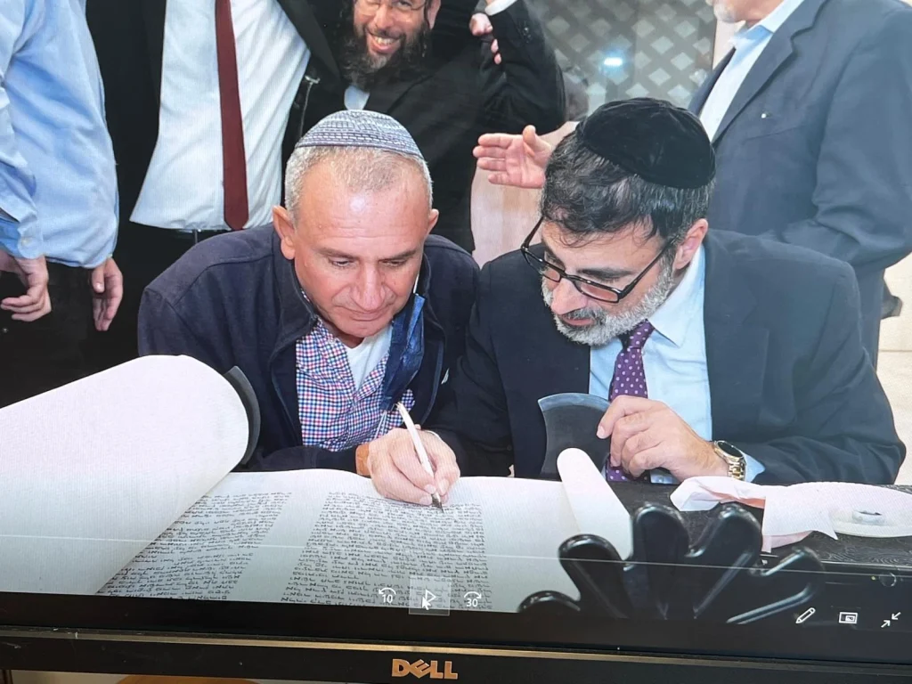 תמונתו של דודו מיימון זל בכתיבת ספר תורה