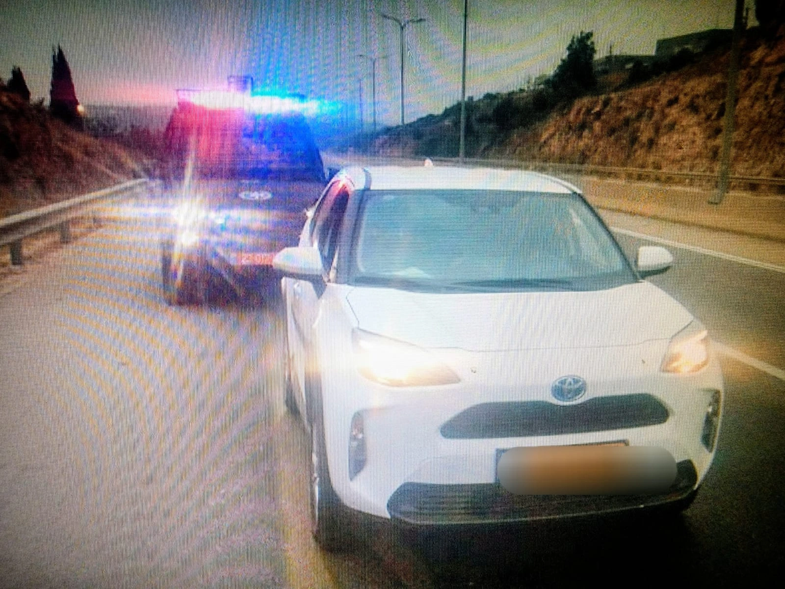 תמונה של הרכב הגנוב עם ניידת משטרה לידו