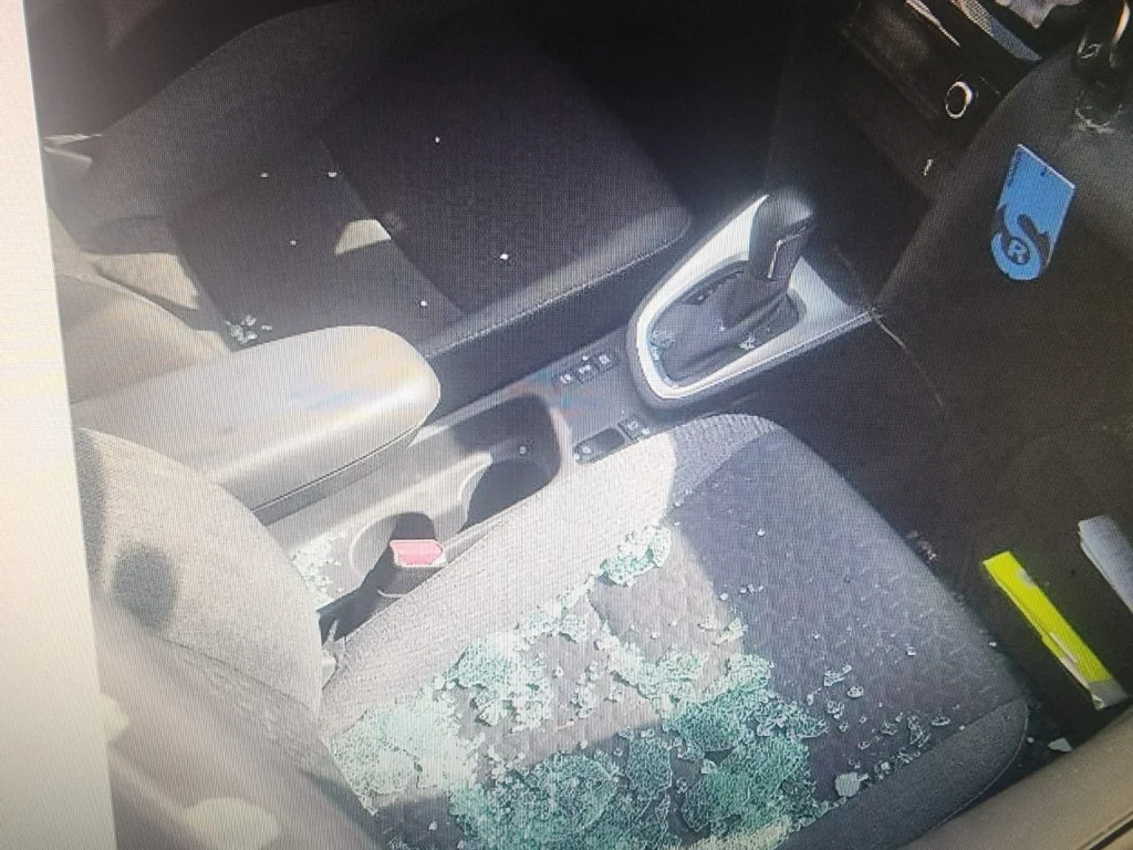 צילום של הרכב עם השמשה שבורה