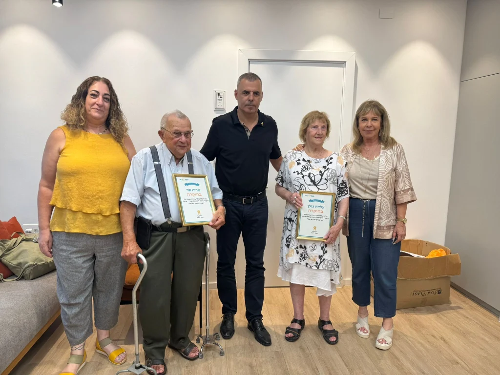 תמונתם של ראש העיר ושורדי השואה אריה שר ועליזה גולן יחד עם מנהלת אגף שירותים חברתיים-קהילתיים רוזי נוימן ומנהלת המחלקה לטיפול באזרחים ותיקים יפעת עמית. צילום: עיריית כפר סבא