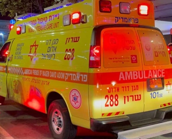 צילום של אמסולנס בלילה