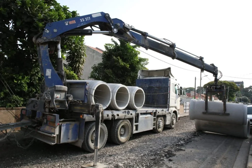 צילום של משאית פורקת צינורות ענק של ניקוז