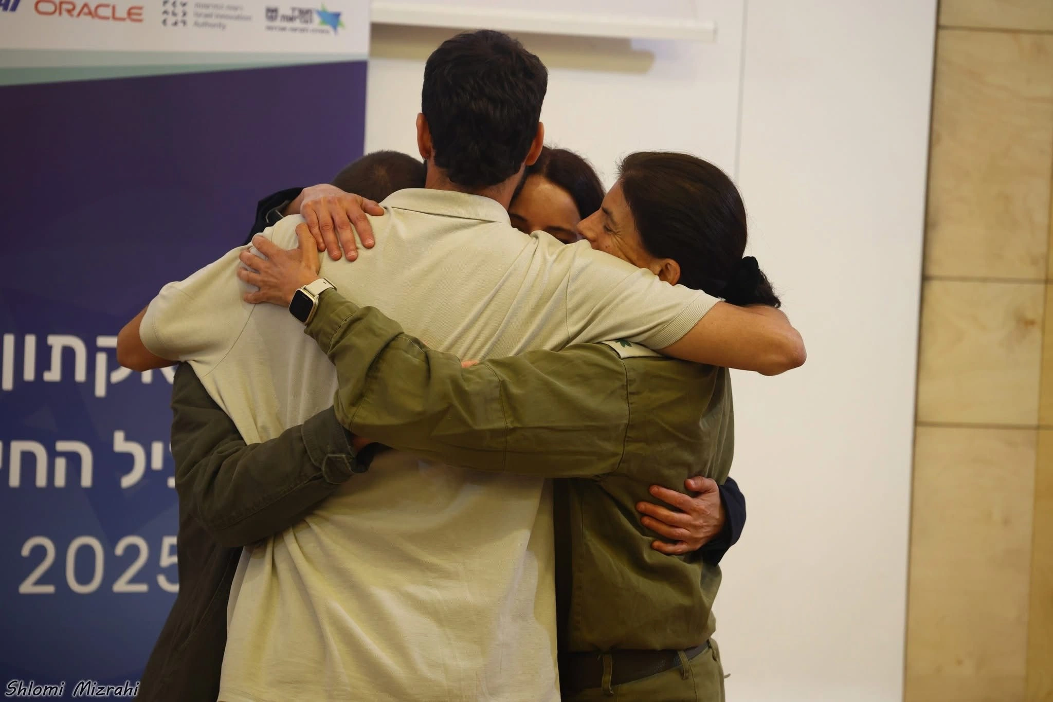 צילום חיבוק של הצוות