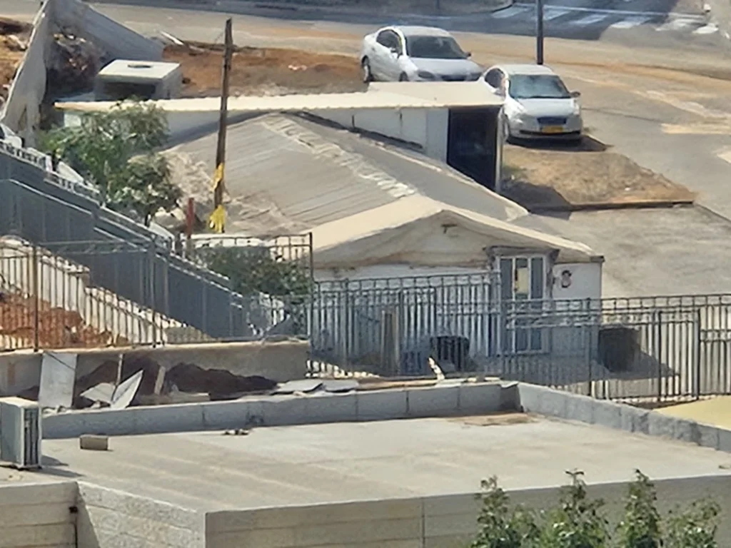 מבנה בית הכנסת במקום החניה