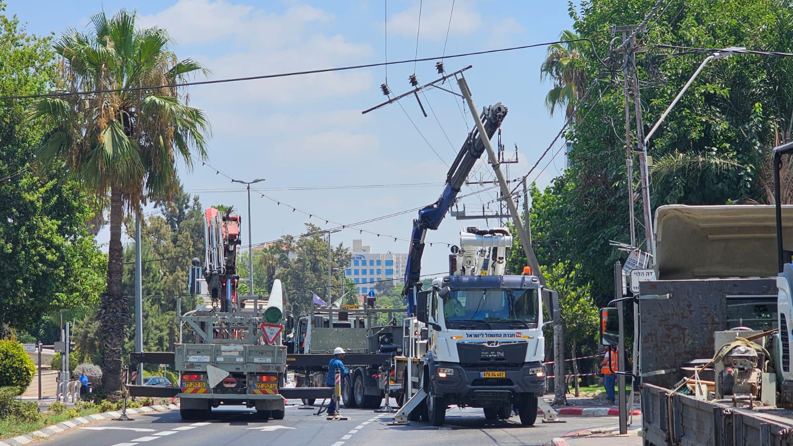 תמונה של עמוד החשמל שנפגע