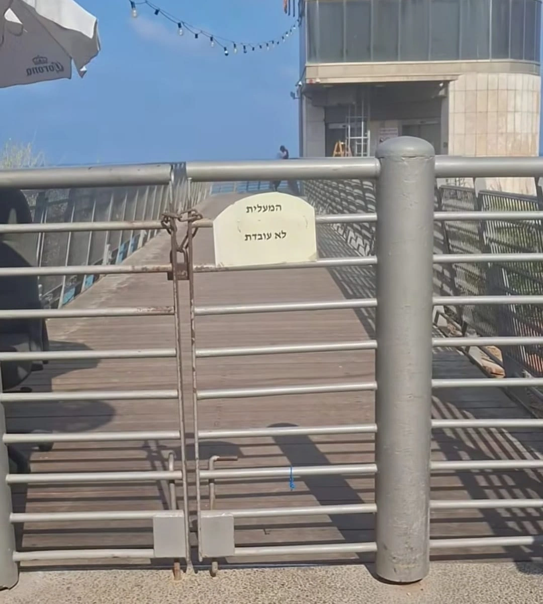 צילום שער המעלית הנעול