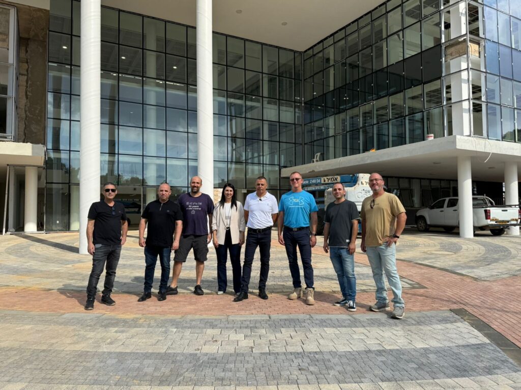 תמונתם של ראש העיר והצוותים המקצועיים בסיור בשלב ב' של הקמפוס, הנמצא בשלבי סיום בנייה, לקראת פתיחת שנת הלימודים החדשה. צילומים: עיריית כפר סבא