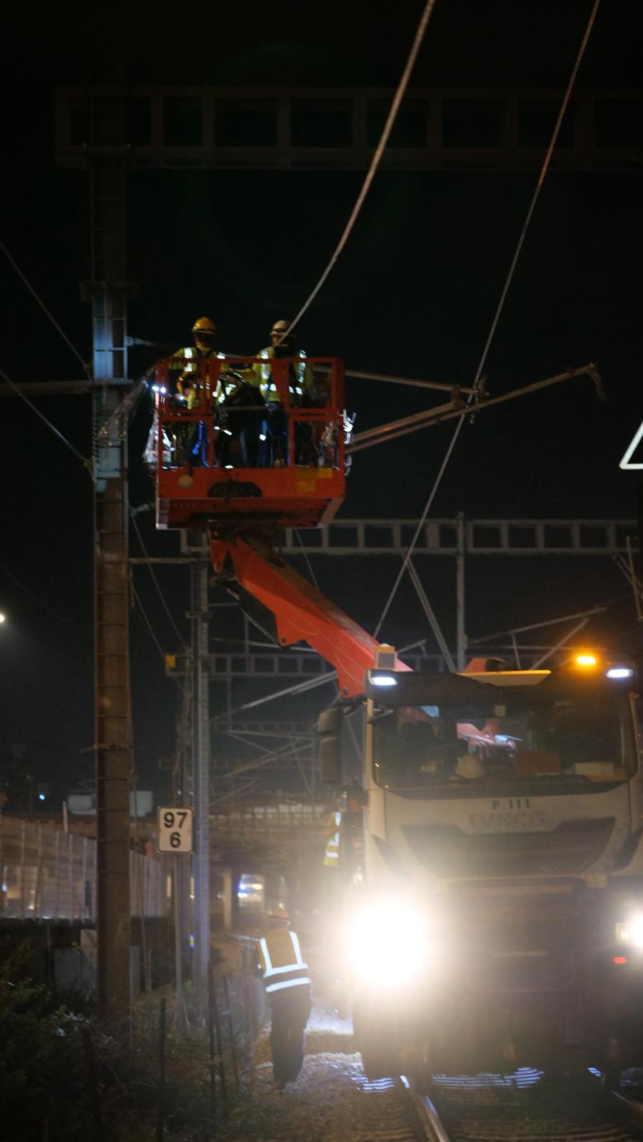 צילום לילה מעבודות לטיפול בנזקי חשמול הרכבת