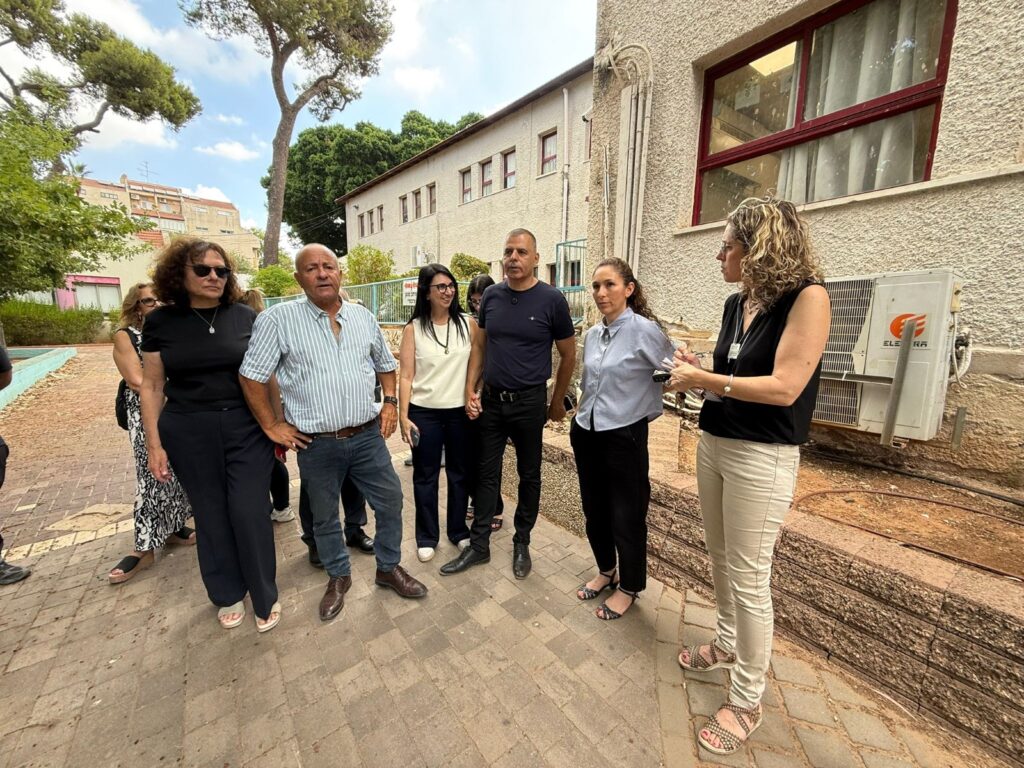 צילום של אנשי המקצוע של העירייה ליד אחד ממוסדות החינוך שבשיפוץ