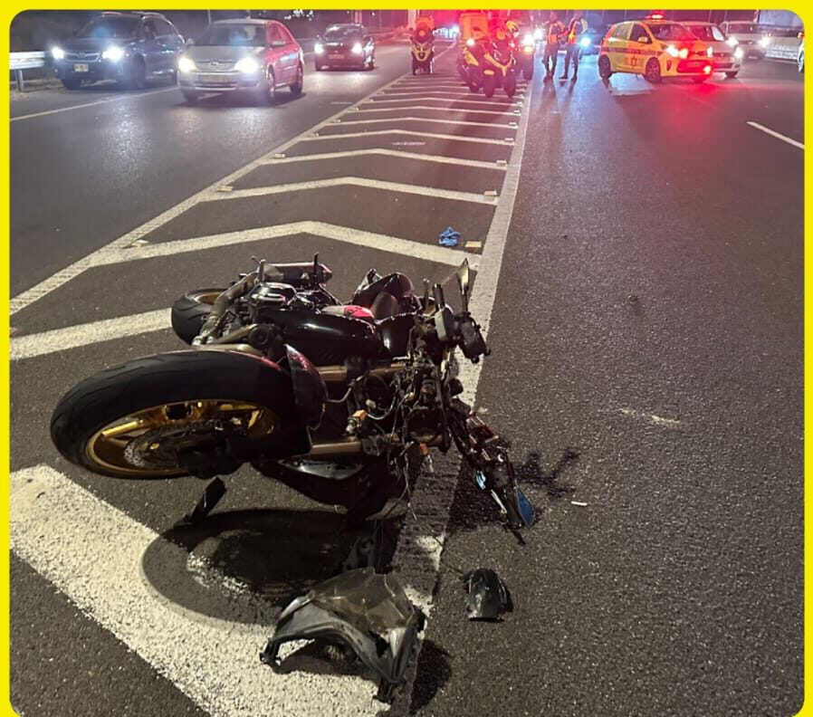 צילום האופנוע מרוסק על הכביש