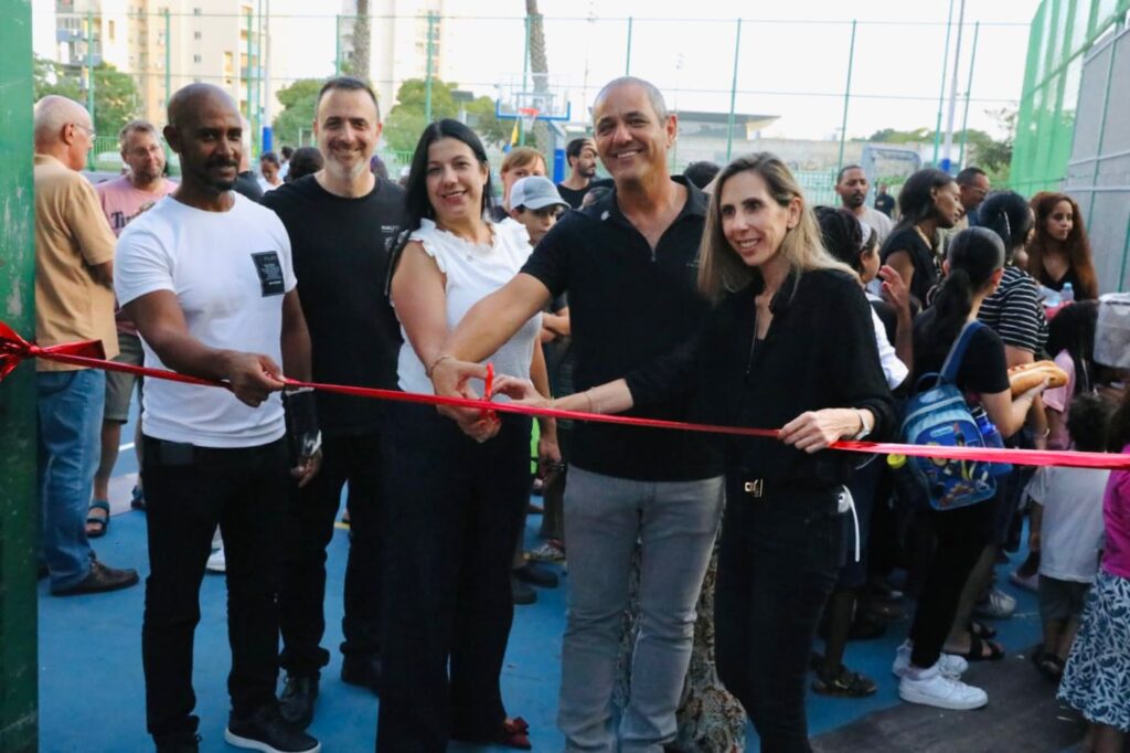 צילום גזירת הסרט בחנוכת המגרש