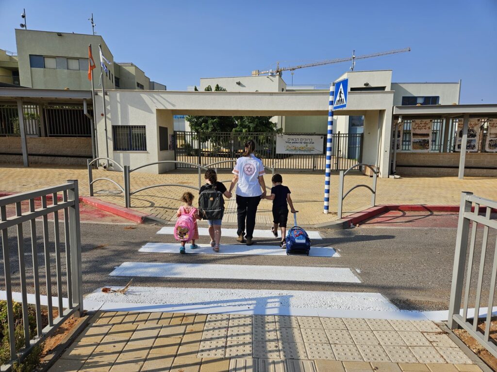 צילום אמא עם ילדים במעבר חציה