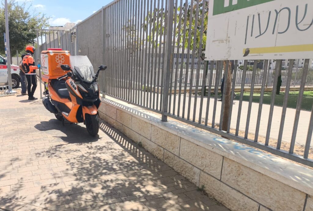 צילום חובש ליד בית הספר