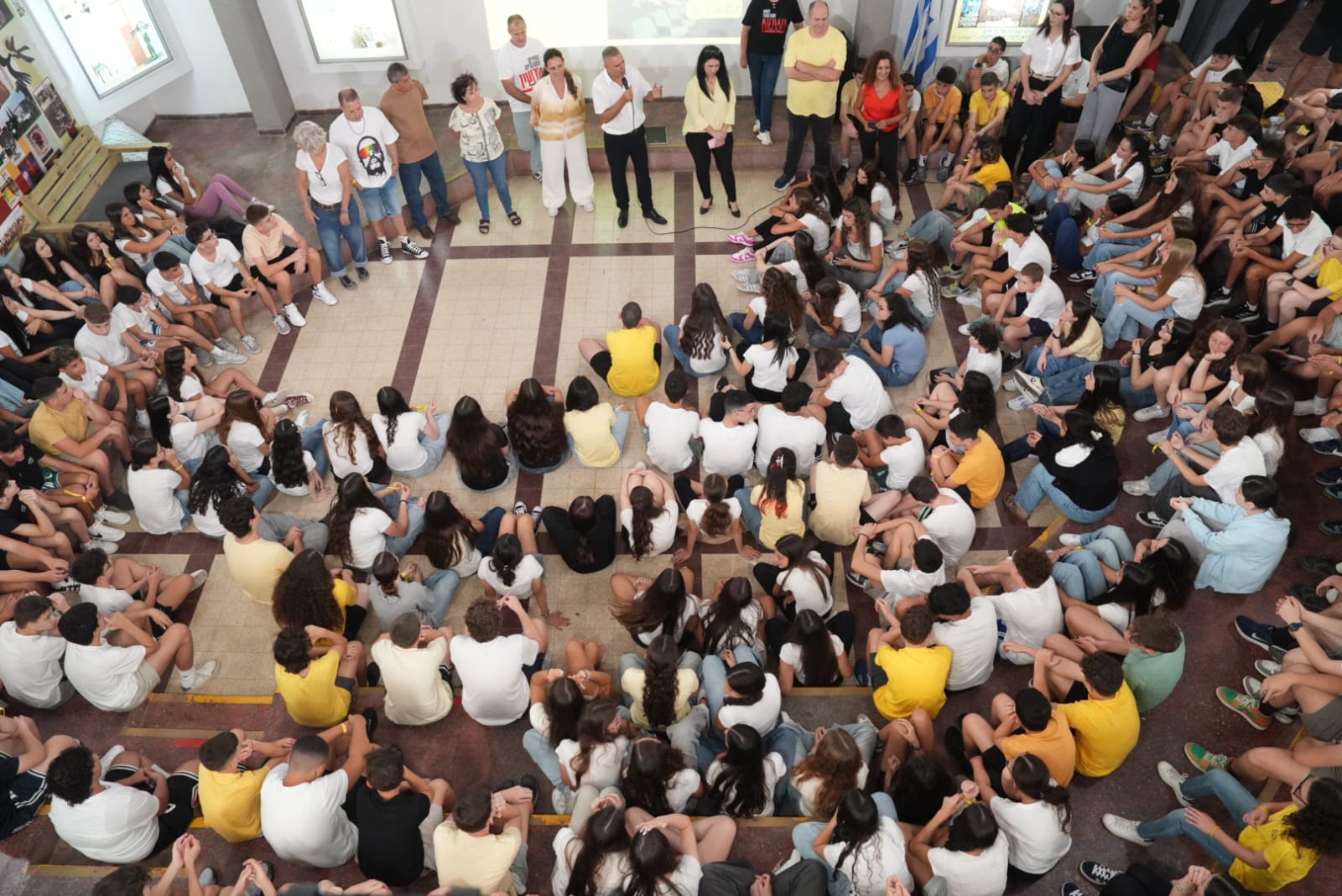 צילום מפגש עם תלמידים בפתיחת שנה שעברה