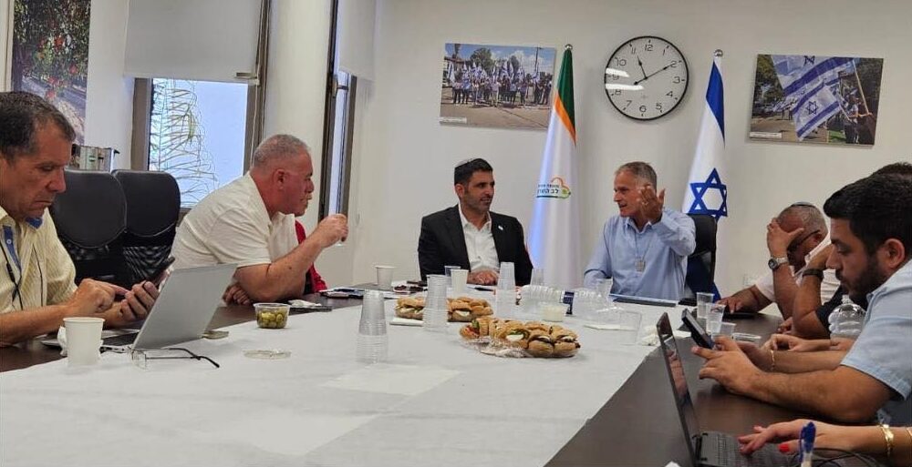 צילום מתוך המפגש של שר התקשורת ובכירי המועצה