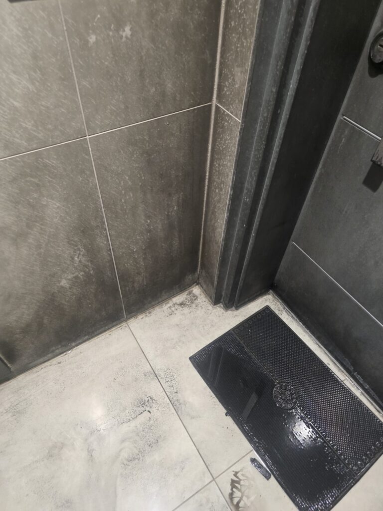 צילום הדלת שהוצתה