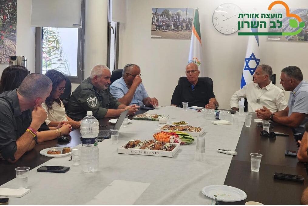 תמונה של המשתתפים בפגישה במועצת לב השרון