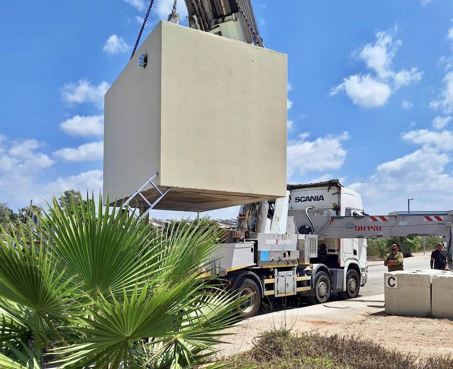 צילום של מנוף ממקם ממקם מיגונית