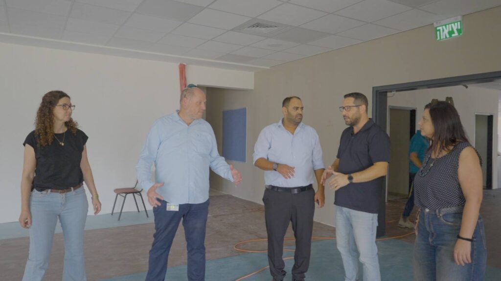 תמונה של יוחאי עם אנשי מקצוע באחד ממוסדות החינוך