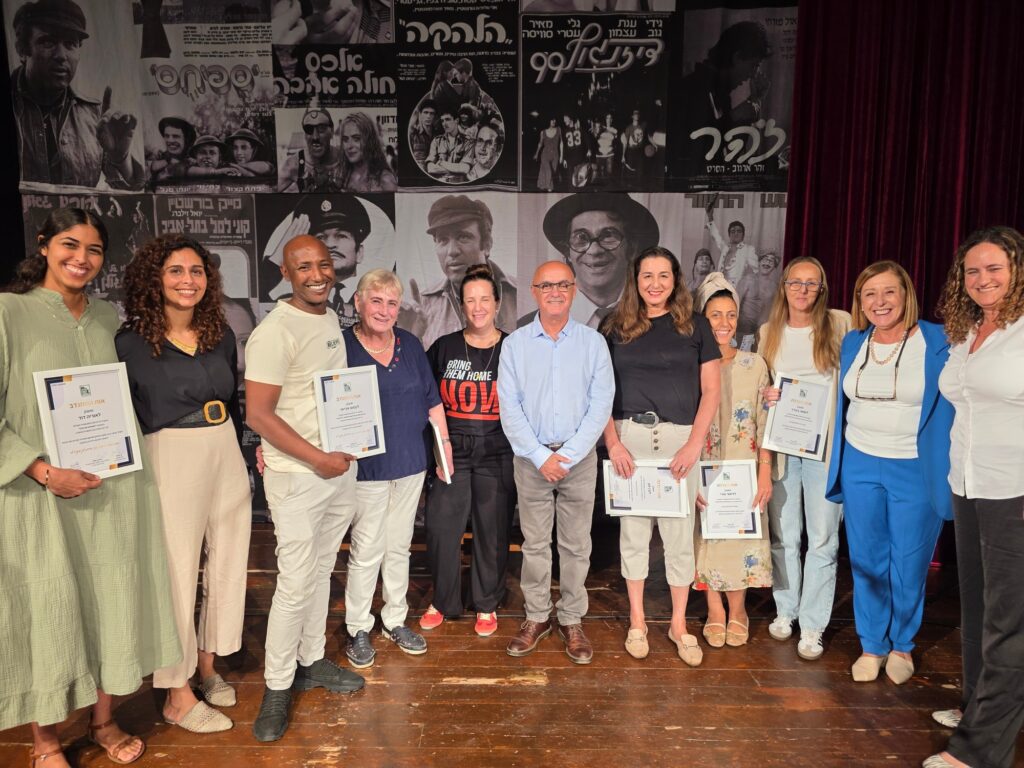 צילום של ראש המועצה עם שורה של מתנדבים