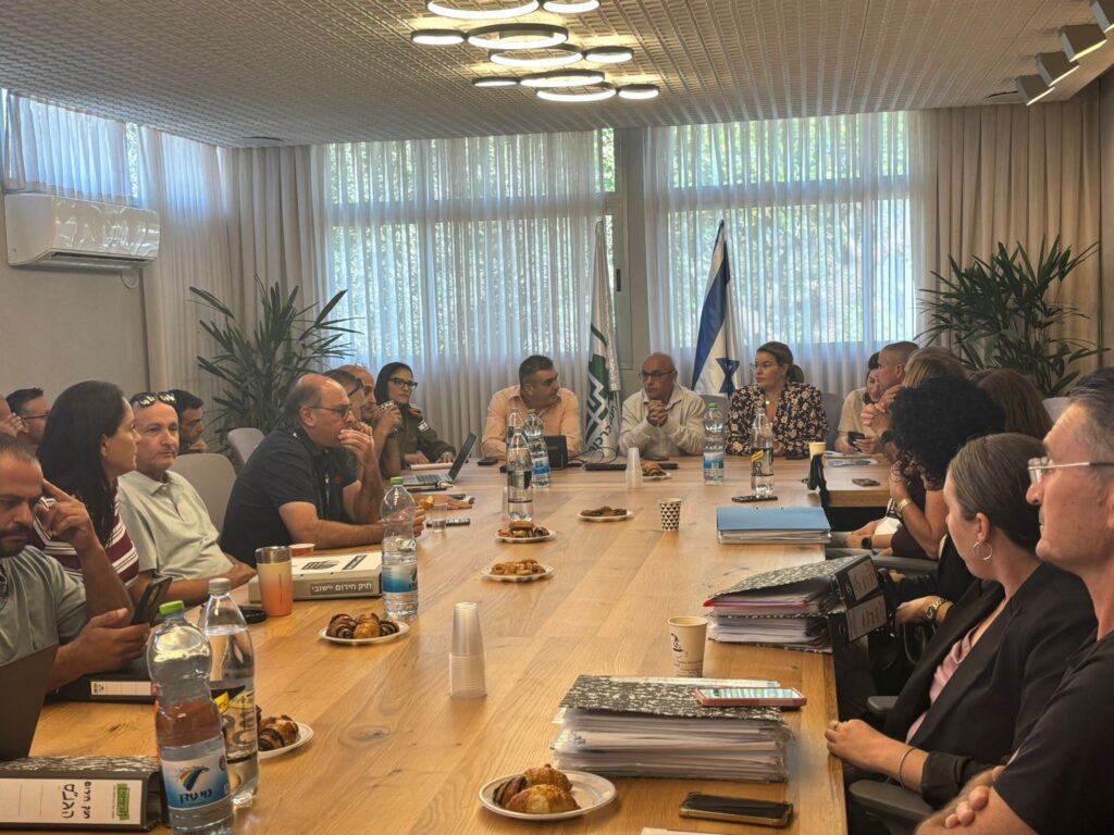 צילום ישיבה עם כל קברניטי התרגיל