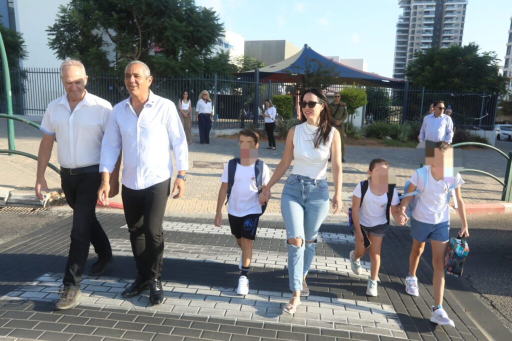 צילום ראש העיר עם חלדים בדרך למוסדות הלימוד
