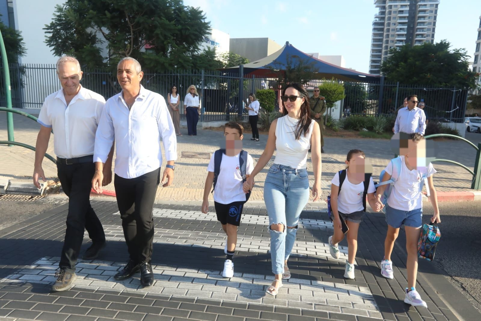צילום ראש העיר עם חלדים בדרך למוסדות הלימוד