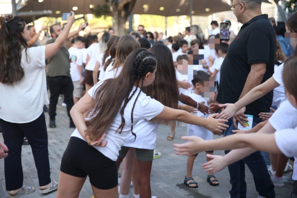 צילום תלמידים ביום הראשון ללימודים בהרצליה