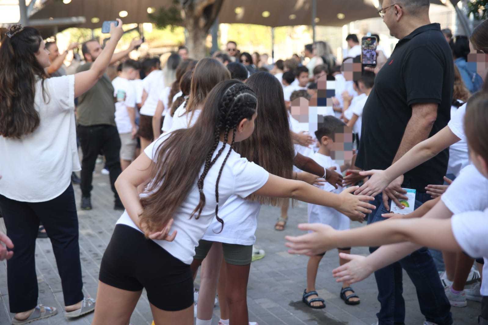 צילום תלמידים ביום הראשון ללימודים בהרצליה