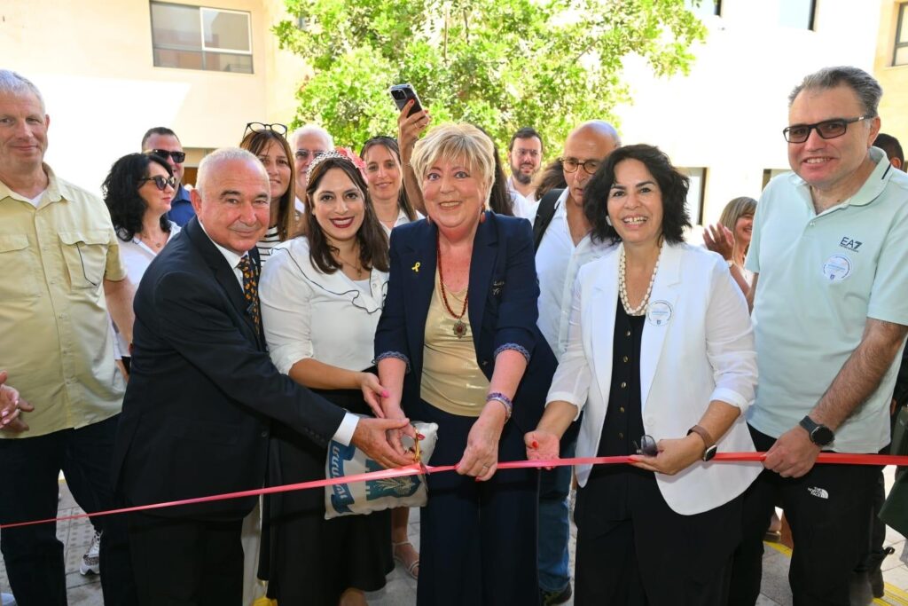 תמונה של אתי דהן ראש העיר ואחרים בכניסה לבית ספר