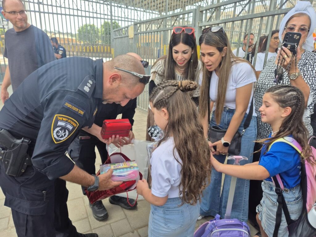 צילום שוטרי תחנת נתניה עם בנותיו של השוטר בכניסה לבית הספר