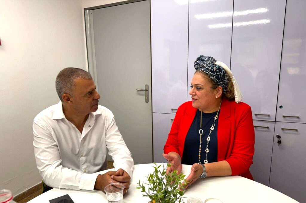 צילום של ראש העיר רפי סער ואורלי שלמה, מנהלת בית הספר שילה, בפגישה השבוע בבית הספר. צילום: עיריית כפר סבא