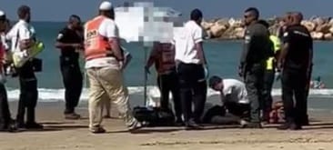 פרמדיקים סביב הטובע בחוף